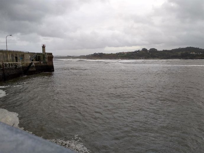 Archivo - Imagen de archivo del mar Cantábrico en Luanco, puerto, pesca, oleaje, fenómenos costeros, barcos, temporal