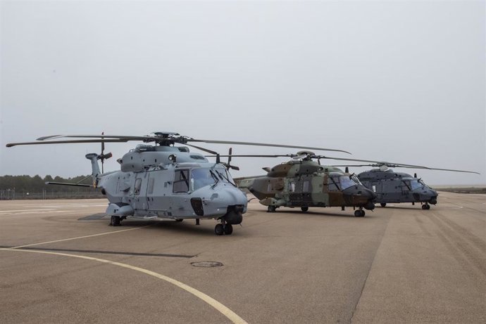 El Coronel Fernando Roselló y el General de brigada Francisco Coll, de la dirección general de armamento y material del ministerio de defensa reciben las nuevas unidades fabricadas por Airbus Helicopters