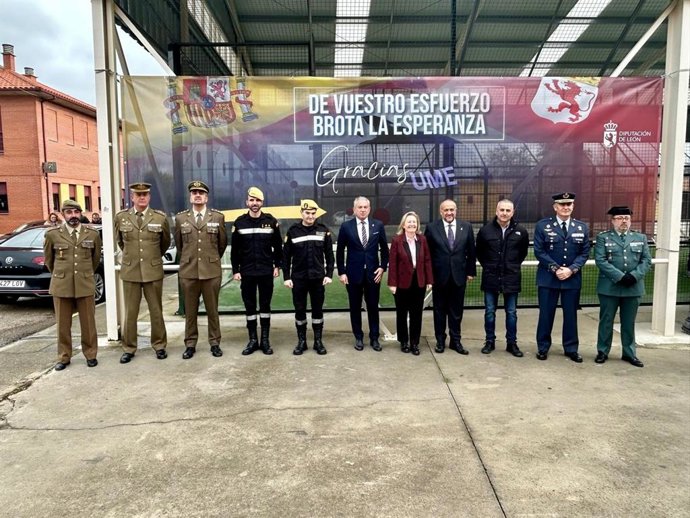 El presidente de la Diputación de León, Gerardo Álvarez Courel; el general de brigada Fernando Martín Pascual, segundo jefe de la UME y la secretaria de Estado de Defensa, Amparo Valcarce, durante el acto de homenaje a la UME en Castrocalbón.