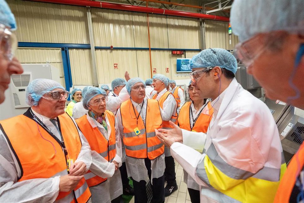 El ministro de industria y turismo, Jordi Hereu (c), visita la planta de bebidas de PepsiCo, previo a un acto, a 18 de diciembre de 2025, en Etxebarri-Ibiña, Álava