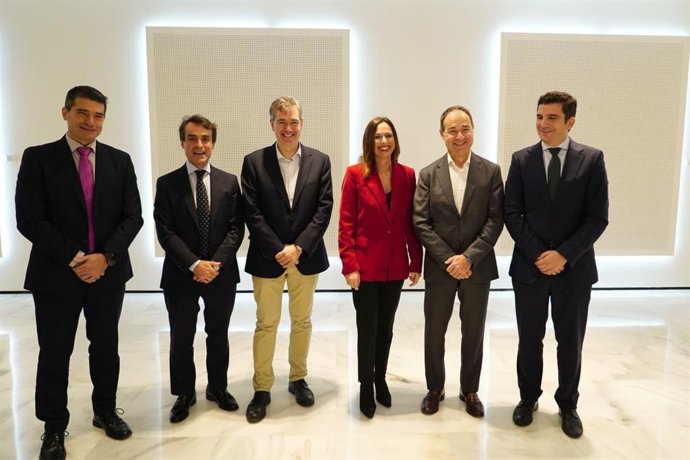 Firma de la adjudicación del contrato con CAF para la fabricación de cinco nuevos trenes del Metro de Sevilla.