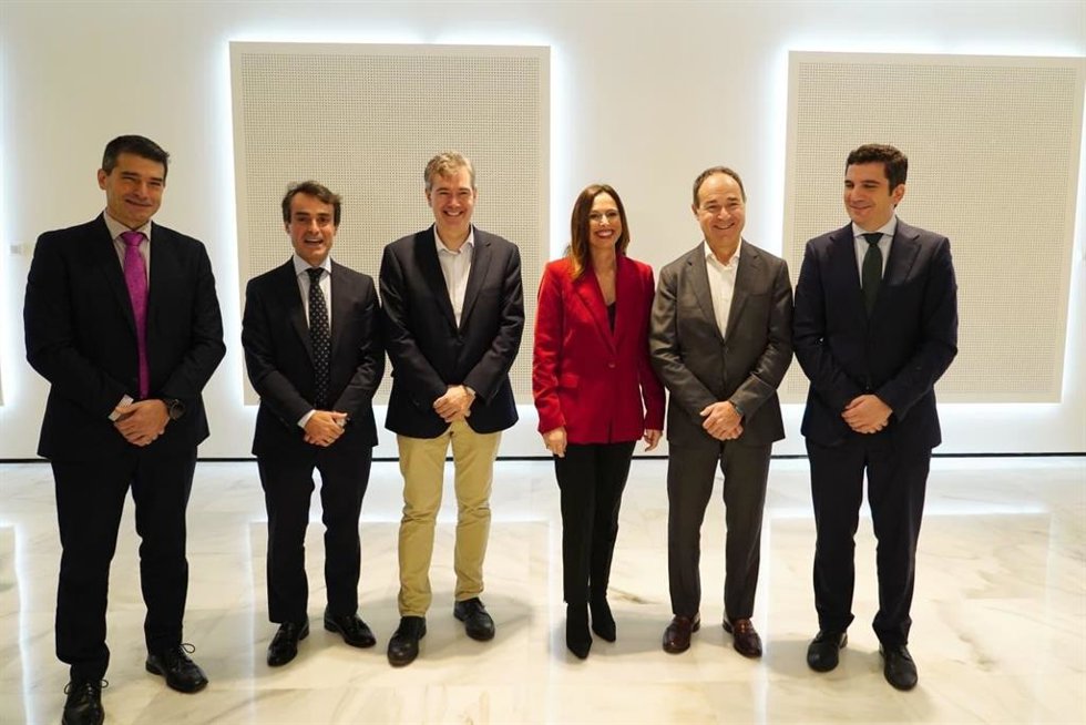 Firma de la adjudicación del contrato con CAF para la fabricación de cinco nuevos trenes del Metro de Sevilla.