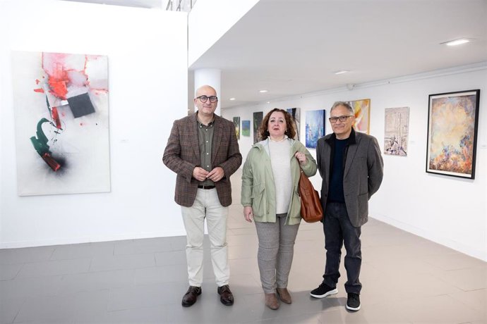 El vicepresidente de Cultura de la Diputación, Manuel López Mestanza, junto a Enrique Gallardo, miembro de la junta directiva de Aplama, e Inmaculada España, historiadora de arte y comisaria de esta exposición.