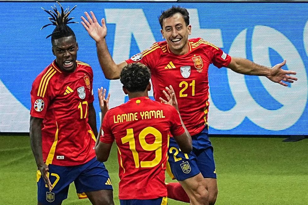 Archivo - Mikel Oyarzabal celebra con Nico Williams y Lamine Yamal el gol de la victoria ante Inglaterra en la final de la Eurocopa de 2024