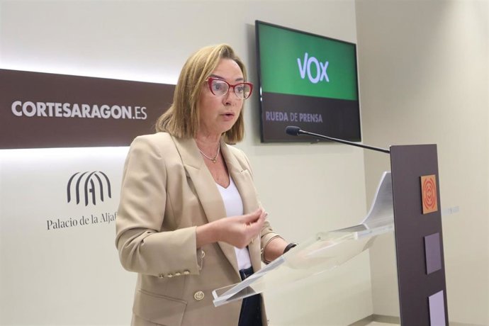 La diputada de Vox en las Cortes de Aragón, Carmen Rouco, en rueda de prensa.