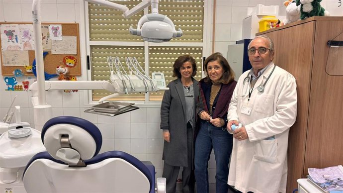 Botella (centro), en el Centro de Salud de Benamejí.