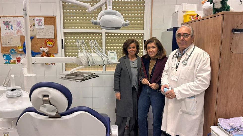 Botella (centro), en el Centro de Salud de Benamejí.
