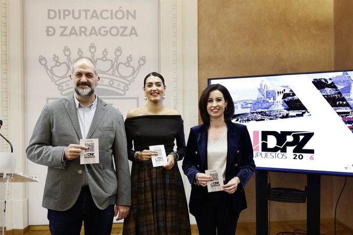 La vicepresidenta de la DPZ, Teresa Ladrero, a la derecha, junto a los diputados provinciales de En Común-IU, Nerea Marín, y de CHA, José Manuel Latorre, resp