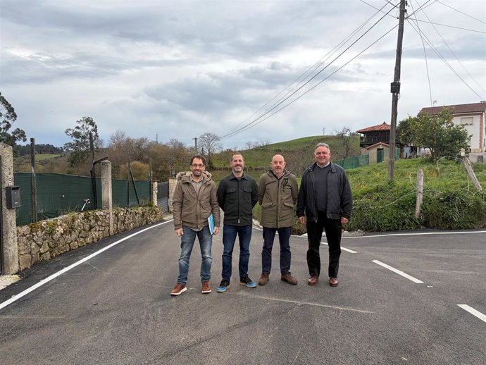 Finalizan los trabajos de pavimentación de un tramo del camino principal de Huergo, en la parroquia de Anes.