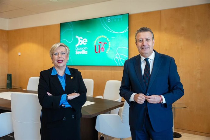 El presidente de la Diputación de Sevilla, Javier Fernández, junto a la rectora de la Universidad de Sevilla, Carmen Vargas.