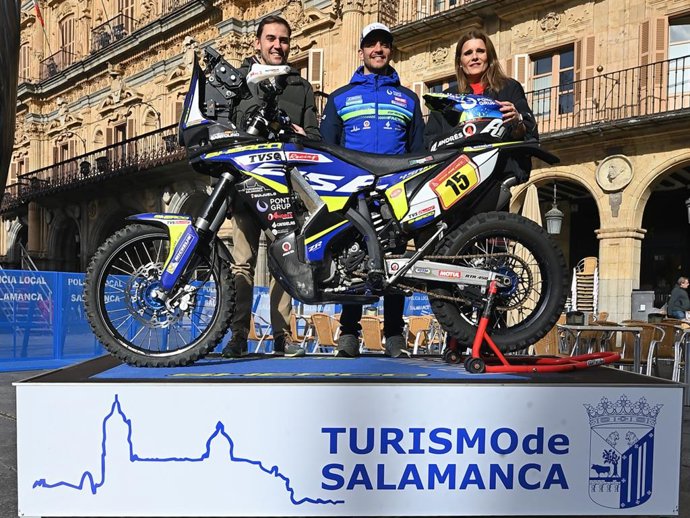 El concejal de Cultura y Turismo del Ayuntamiento de Salamanca, Ángel Fernández (i) y la de Deportes, Almudena Parres (d), junto al piloto Lorenzo Santolino.