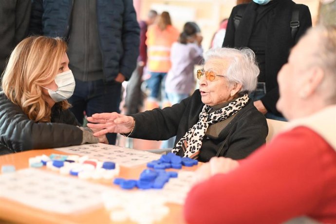 La secretaria general del PSOE Aragón, Pilar Alegría, en una residencia de mayores en Aínsa.