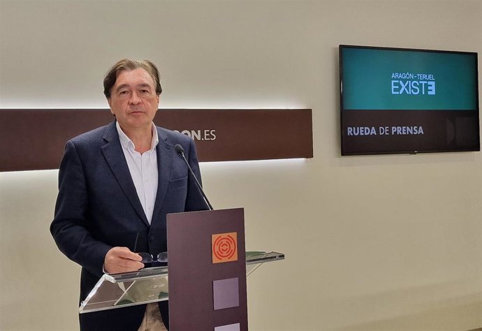 El portavoz de Aragón Teruel Existe, Tomás Guitarte, en la sala de prensa de las Cortes.