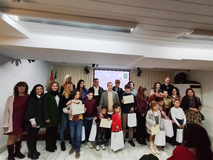 Foto de familia del V Certamen de Ilustraciones Navideñas del alumnado de Huelva.