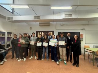 Entrega del premio al grupo ganador del concurso de vídeos de TikTok para la prevención de VIH.