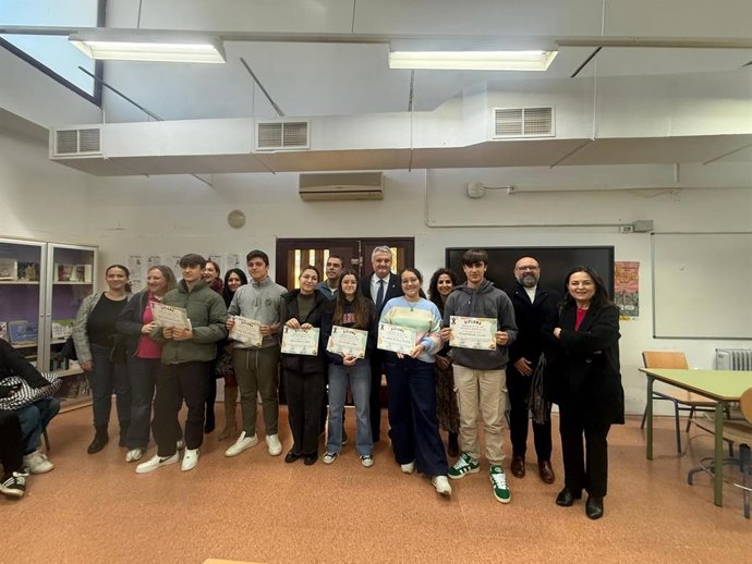 Entrega del premio al grupo ganador del concurso de vídeos de TikTok para la prevención de VIH.