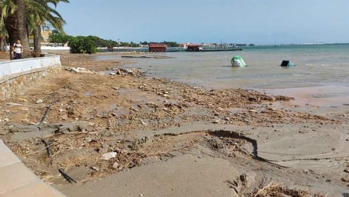 Archivo - Playa de Colón en Santiago de la Ribera, San Javier, tras el paso de la dana Alice (octubre 2025)
