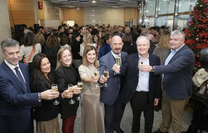 La presidenta de Cantabria, María José Saénz de Buruaga, se ha mostrado convencida de que el Gobierno y sus empleados públicos superarán, "con responsabilidad" y "con nota", el "reto" de gestión que supone, "en principio", la prórroga de presupuestos.