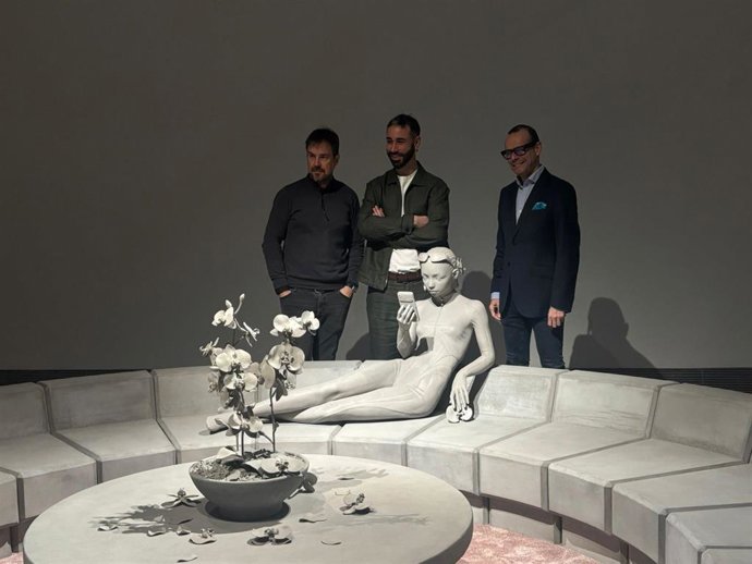 De izquierda a derecha, Julio Ramón , Alejandro Monge y Pedro Olloqui en la presentación de 'Synthetic Nature'.