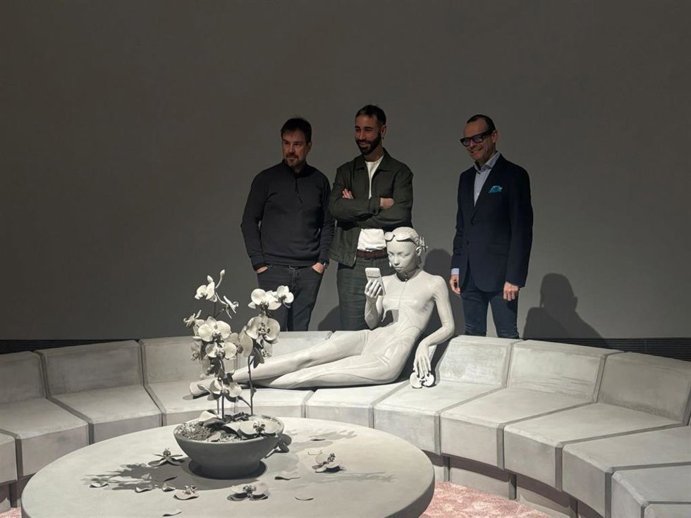 De izquierda a derecha, Julio Ramón , Alejandro Monge y Pedro Olloqui en la presentación de 'Synthetic Nature'.