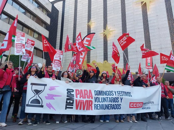 CCOO-A se moviliza para pedir mejoras de las condiciones laborales de los trabajadores de grandes almacenes.