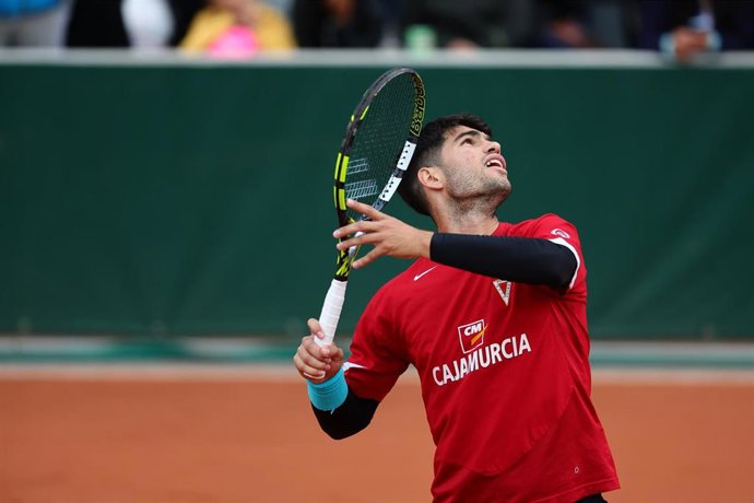 Archivo - Carlos Alcaraz entrena para la semifinal de Roland Garros con una camiseta del Real Murcia.