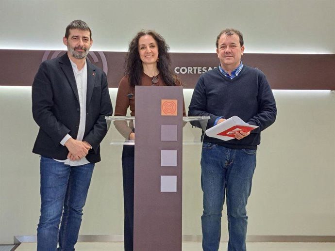 La coordinadora general de IU Aragón, Marta Abengochea; el diputado autonómico, Álvaro Sanz; y el responsabale de Modelo Productivo y Ecologismo, Jesús García Usón.