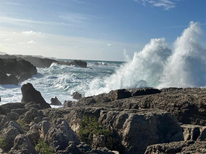 Olas en Santander. Temporal marítimo. Alerta por fenómenos meteorológicos adversos