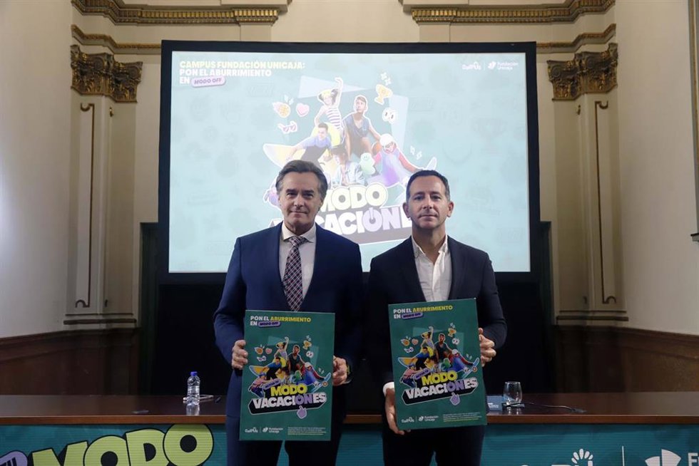 El director de Actividades Sociales de la Fundación Unicaja, Gerardo Lerones, y el responsable de Deportes, Tiempo Libre, Medio Ambiente y Voluntariado, Manuel Dorado, han presentado este jueves la nueva temporada de los Campus.