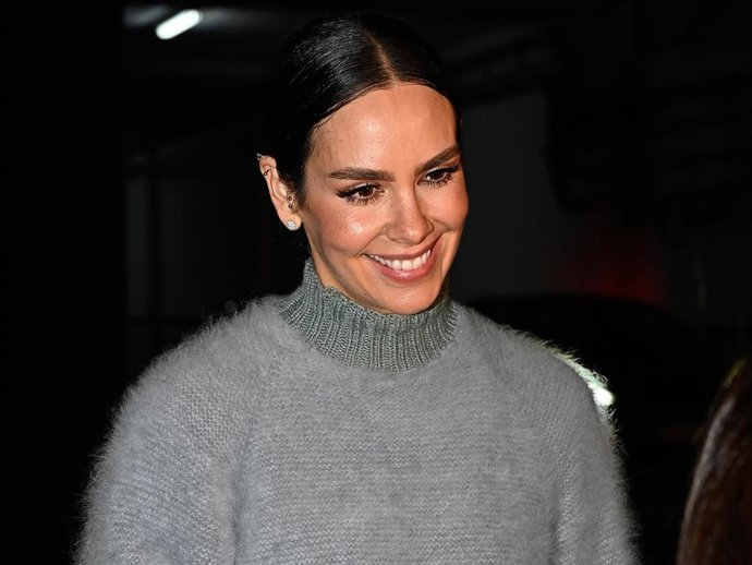 Cristina Pedroche acompañada por su marido, Dabiz Muñoz, sale de un progrma de televisión, a 17 de diciembre de 2025, en Madrid (España).