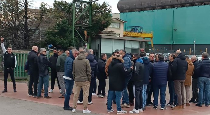 La plantilla de TYCSA, en Nueva Montaña, secunda la cuarta jornada de huelga