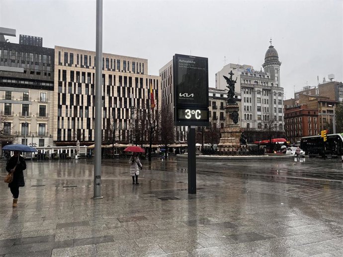 Archivo - Día de lluvia en Zaragoza.