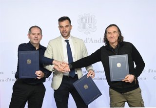 Els taxistes i el secretari d'Estat durant la signatura del conveni.