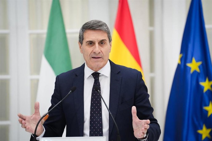 El delegado del Gobierno de España en Andalucía, Pedro Fernández, presentando ante los medios de comunicación el informe ‘Cumpliendo de la acción del Gobierno de España en Andalucía’. 