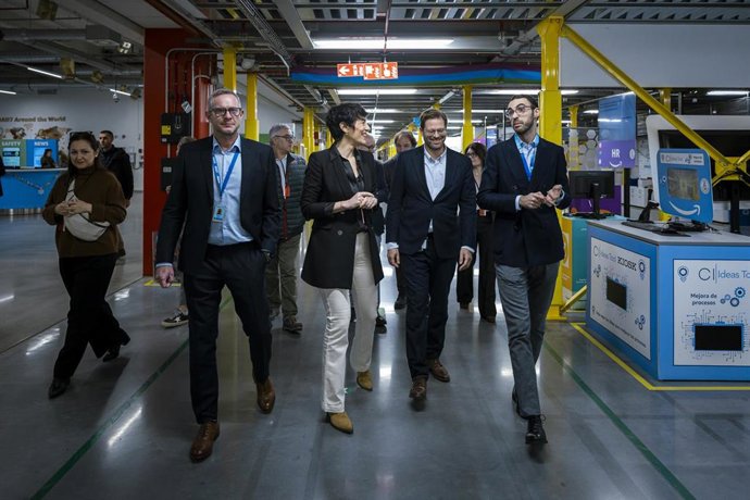 La ministra de Inclusión, Seguridad Social y Migraciones Elma Saiz ha visitado el centro logístico de Amazon en Illescas (Toledo).
