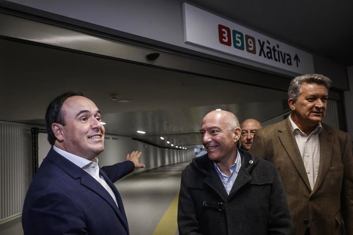 El president de la Generalitat, Juanfran Pérez Llorca; el edil de Movilidad en València, Jesús Carbonell; y el conseller de Infraestructuras, Vicente Martínez Mus, en la apertura del paso peatonal entre las estaciones de Alicante y Xàtiva de Metrovalencia