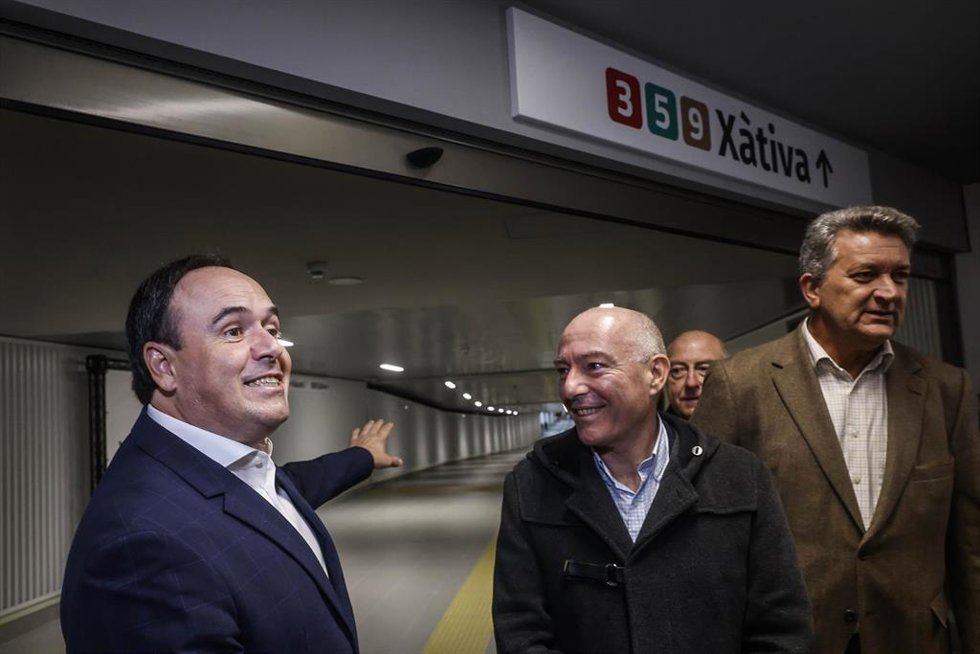 El president de la Generalitat, Juanfran Pérez Llorca; el edil de Movilidad en Valncia, Jesús Carbonell; y el conseller de Infraestructuras, Vicente Martínez Mus, en la apertura del paso peatonal entre las estaciones de Alicante y Xtiva de Metrovalenc