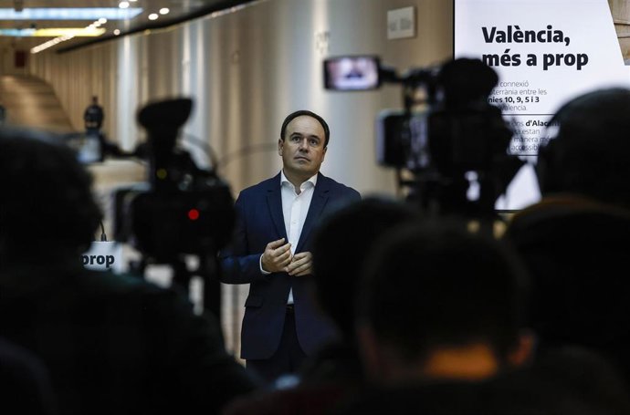 El presidente de la Generalitat, Juanfran Pérez Llorca, en el paso inferior que une las estaciones de Xàtiva y Alicante de Metrovalencia, en la capital valenciana.