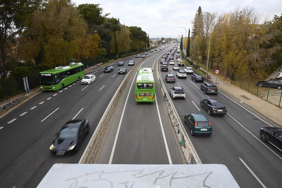 Tráfico durante la operación salida por el puente de la Constitución en la carretera A6, a 5 de diciembre de 2025, en Madrid (España). La Dirección General de Tráfico (DGT) pone en marcha este viernes, 5 de diciembre, a partir de las 15.00 horas, hasta 