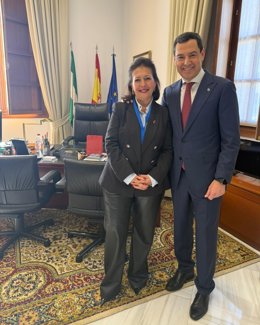 La alcaldesa de Hinojos, Joaquína Castillo, con el presidente de la Junta de Andalucía, Juanma Moreno.