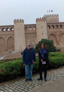 Javier Oquendo y Ana Cortés, de la Plataforma a favor de los paisajes de Teruel, ante La Aljafería, donde han atendido a los medios de comunicación.
