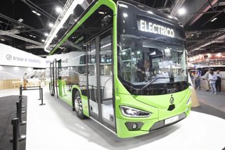 El sector del autobús, clave en la economía española FIAA presenta su primer Informe Sectorial, que confirma el papel estratégico del autobús en la movilidad colectiva de nuestro país, con una aportación de 6.000 millones al PIB y 95.000 empleos.