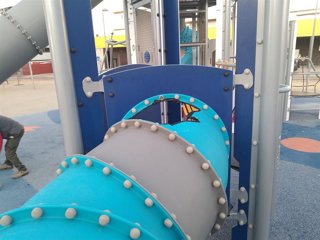 Nave espacial infantil vandalizada en la plaza de la Cultura.