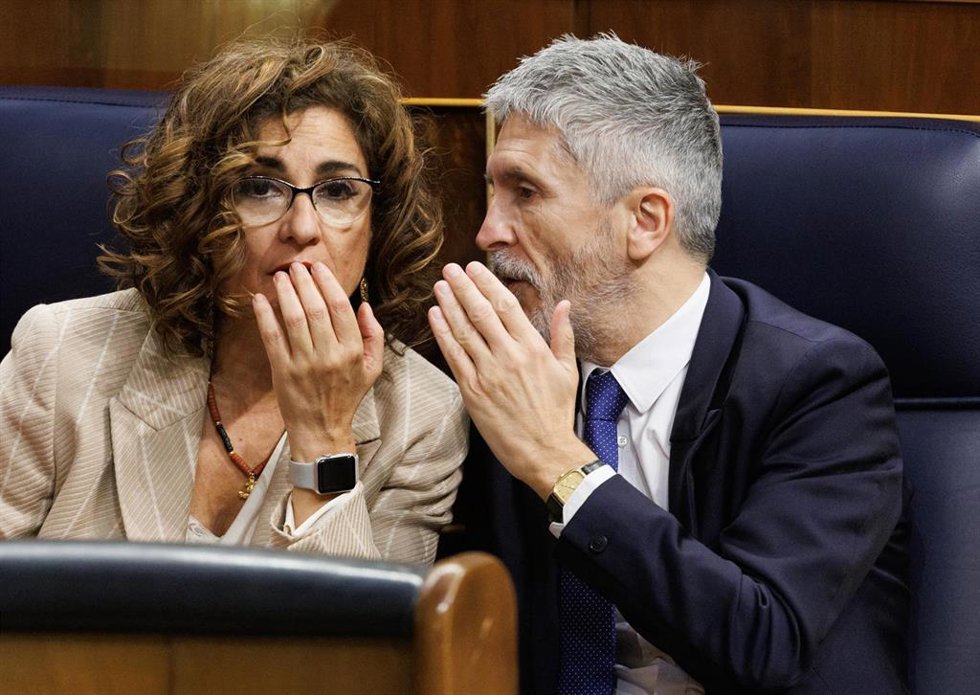 Archivo - La ministra de Hacienda, María Jesús Montero y el ministro de Interior, Fernando Grande-Marlaska, durante la segunda sesión de la moción de censura, en el Congreso de los Diputados, a 22 de marzo de 2023, en Madrid (España). 