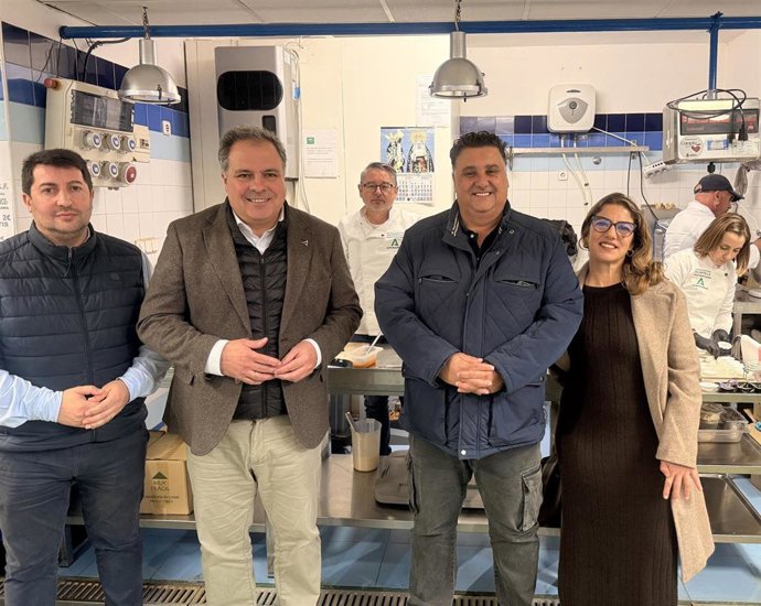 El delegado de Empleo, Empresa y Trabajo Autónomo de la Junta en Huelva, Juan Carlos Duarte, en el mercado de abastos de Ayamonte (Huelva).