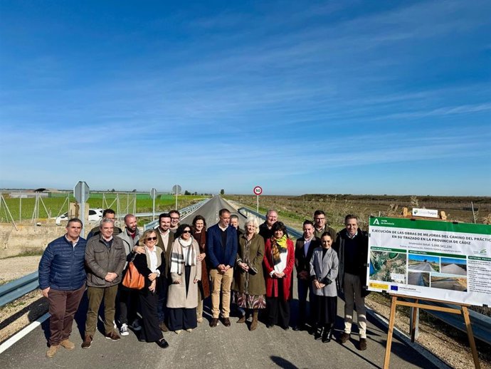 Mercedes Colombo junto a los alcaldes de Trebujena y Sanlúcar en el Camino del Práctico.