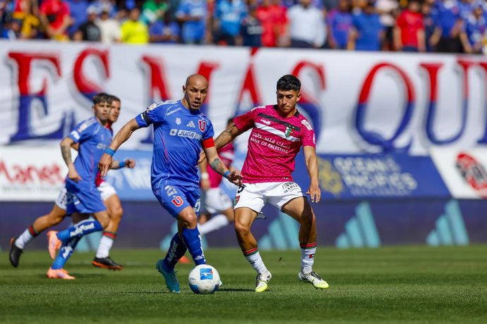 Futbol, Universidad de Chile vs Palestino Fecha 24, Liga de primera 2025. El jugador de Palestino Francisco Montes, derecha, disputa el balon contra Marcelo Diaz de Universidad de Chile durante un partido de la liga de primera disputado en el estadio