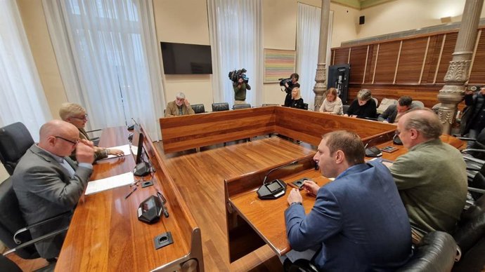 La  Consejera de Salud, Concepción Saavedra, en la reunión con portavoces parlamenarios de Asturias para presentar el anteproyecto Ley de Salud Mental.