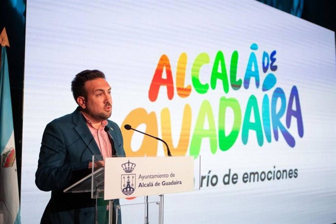 El delegado de Turismo en el Ayuntamiento de Alcalá, Christopher Rivas, en la presentación de un acto relacionado con el sector.