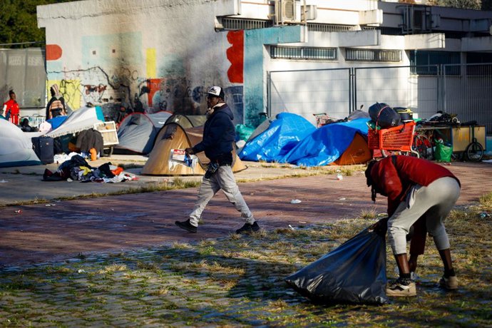 Diverses persones desallotjades de l'institut B9 de Badalona 